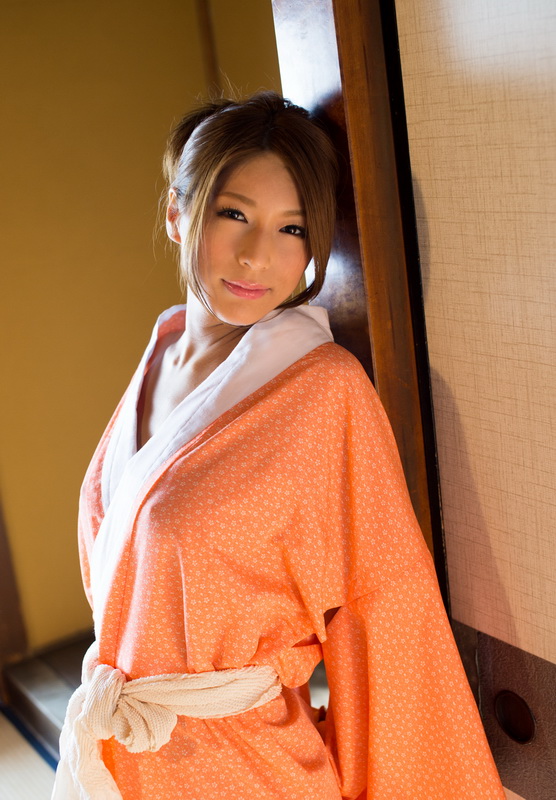 Lovely and tanned Japanese av idol Nami Hoshino shows her amazing naked body