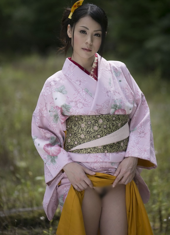 580px x 800px - Sexy and beauty Japanese av idol Nana Aida shows her off body undressing a  kimono