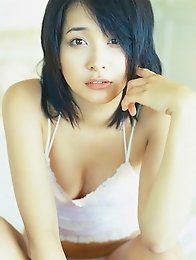 Mami Yamasaki babe in pigtails poses in her swimsuit