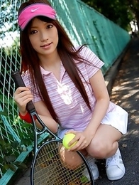 Nazuna Otoi shows off outdoors