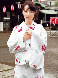 Rina Akiyama with sexy lips rubs her cunt of bar outdoor
